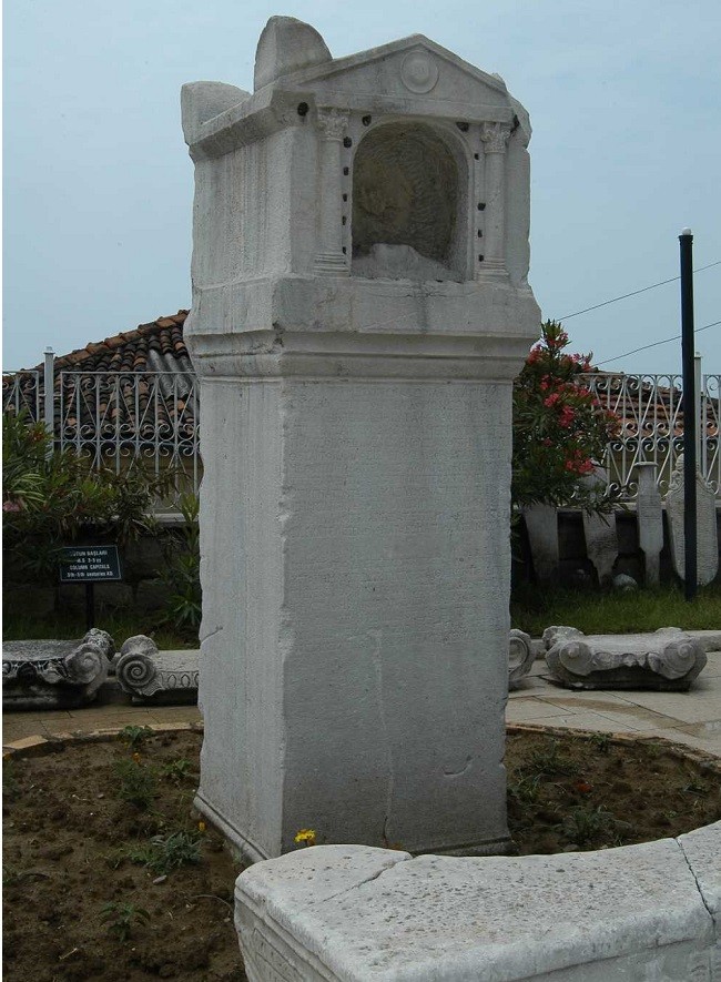 Krispos Anıt Mezarı