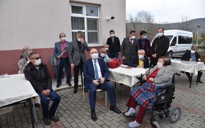 Vali Mustafa Tutulmaz, Devrek Huzurevi'ni ziyaret etti