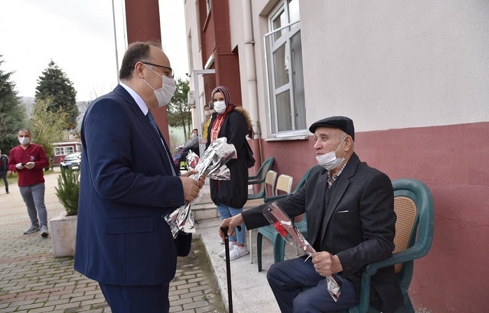 Vali Mustafa Tutulmaz, Devrek Huzurevi'ni ziyaret etti